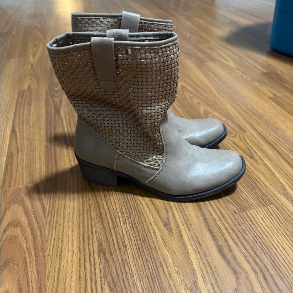 BareTraps Quest woven shaft booties size 8